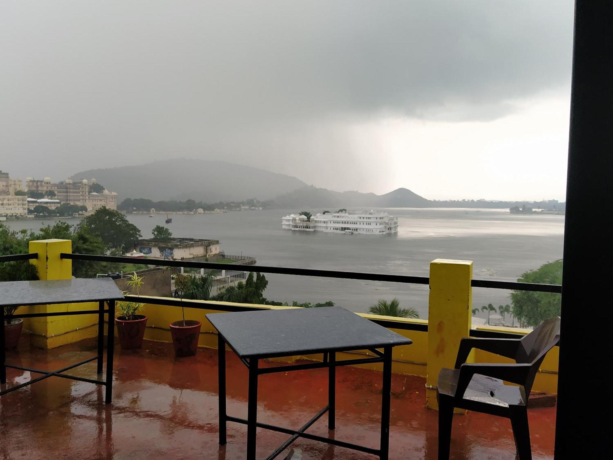 Hotel Lake Star Udaipur Exteriör bild