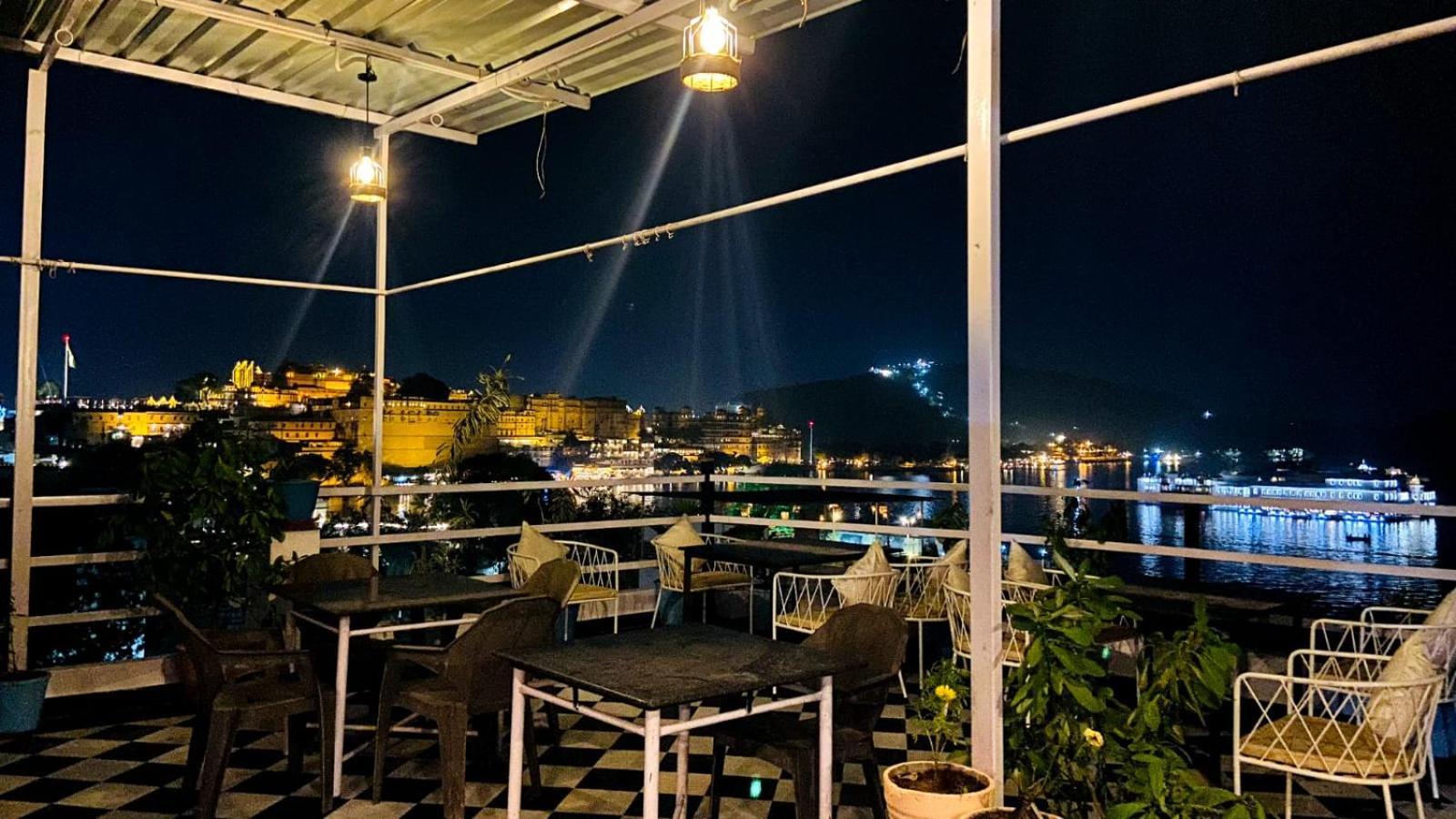 Hotel Lake Star Udaipur Exteriör bild