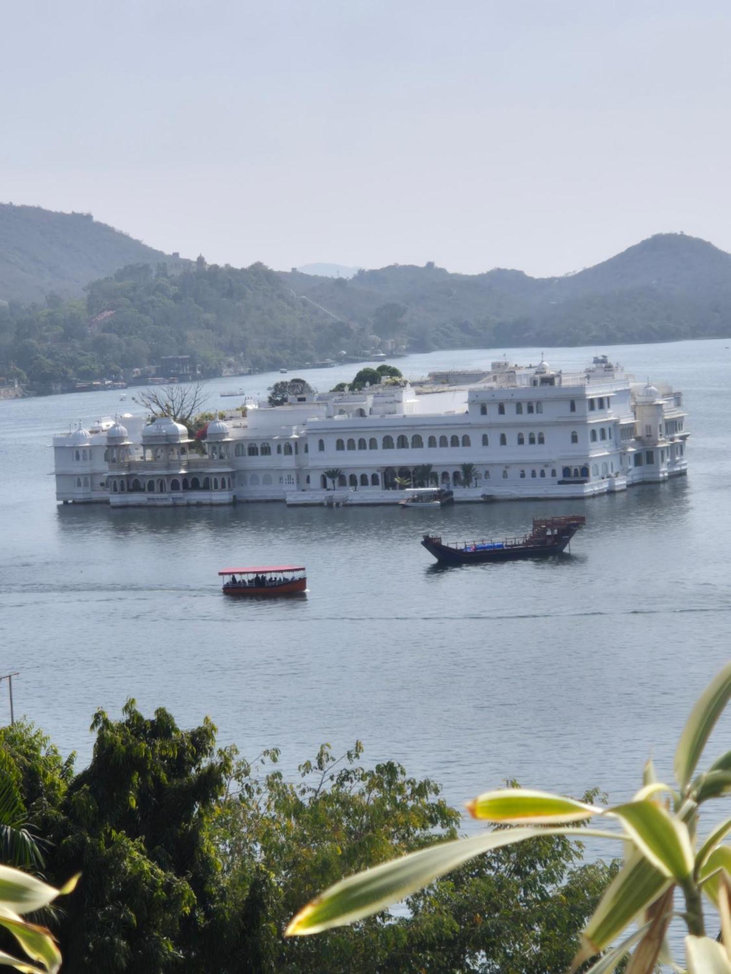Hotel Lake Star Udaipur Exteriör bild