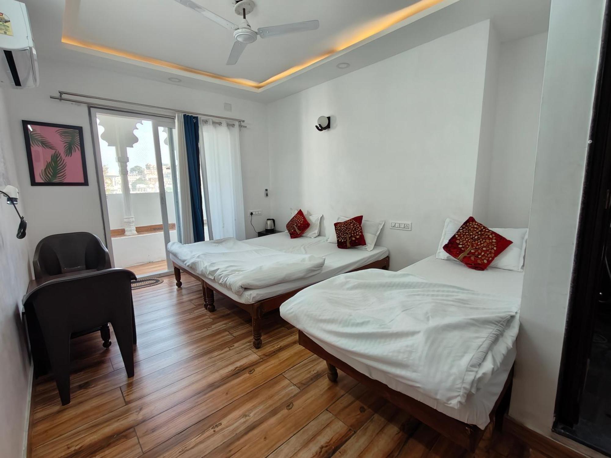 Hotel Lake Star Udaipur Exteriör bild
